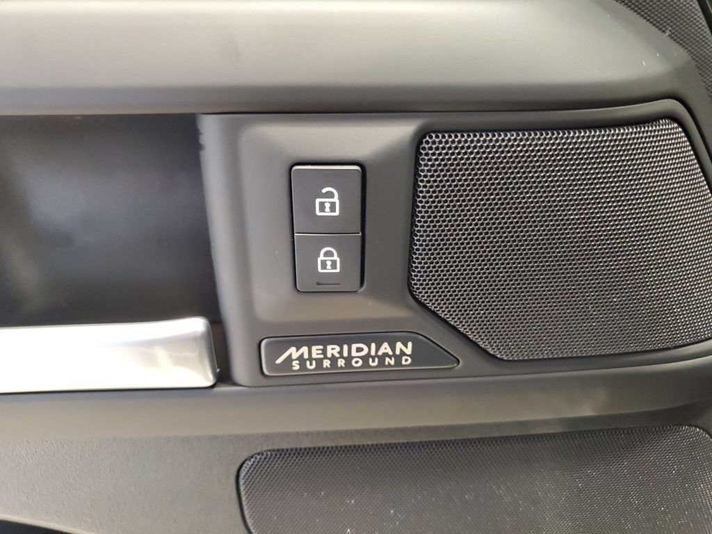 New 2026 Land Rover Defender 130 X-Dynamic SE AWD/4WD image 9