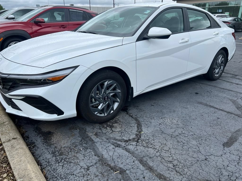 Used 2024 Hyundai Elantra Blue FWD image 9