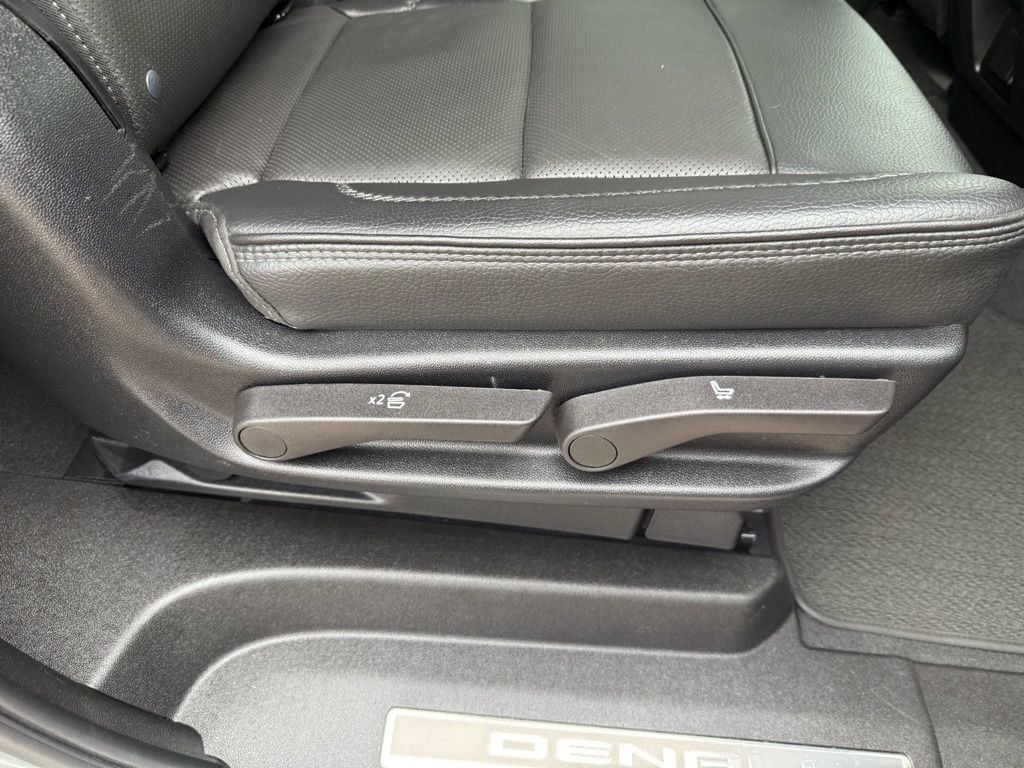 Used 2025 GMC Yukon XL Denali image 16