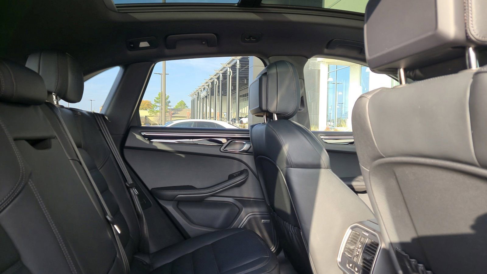 Certified 2025 Porsche Macan image 16