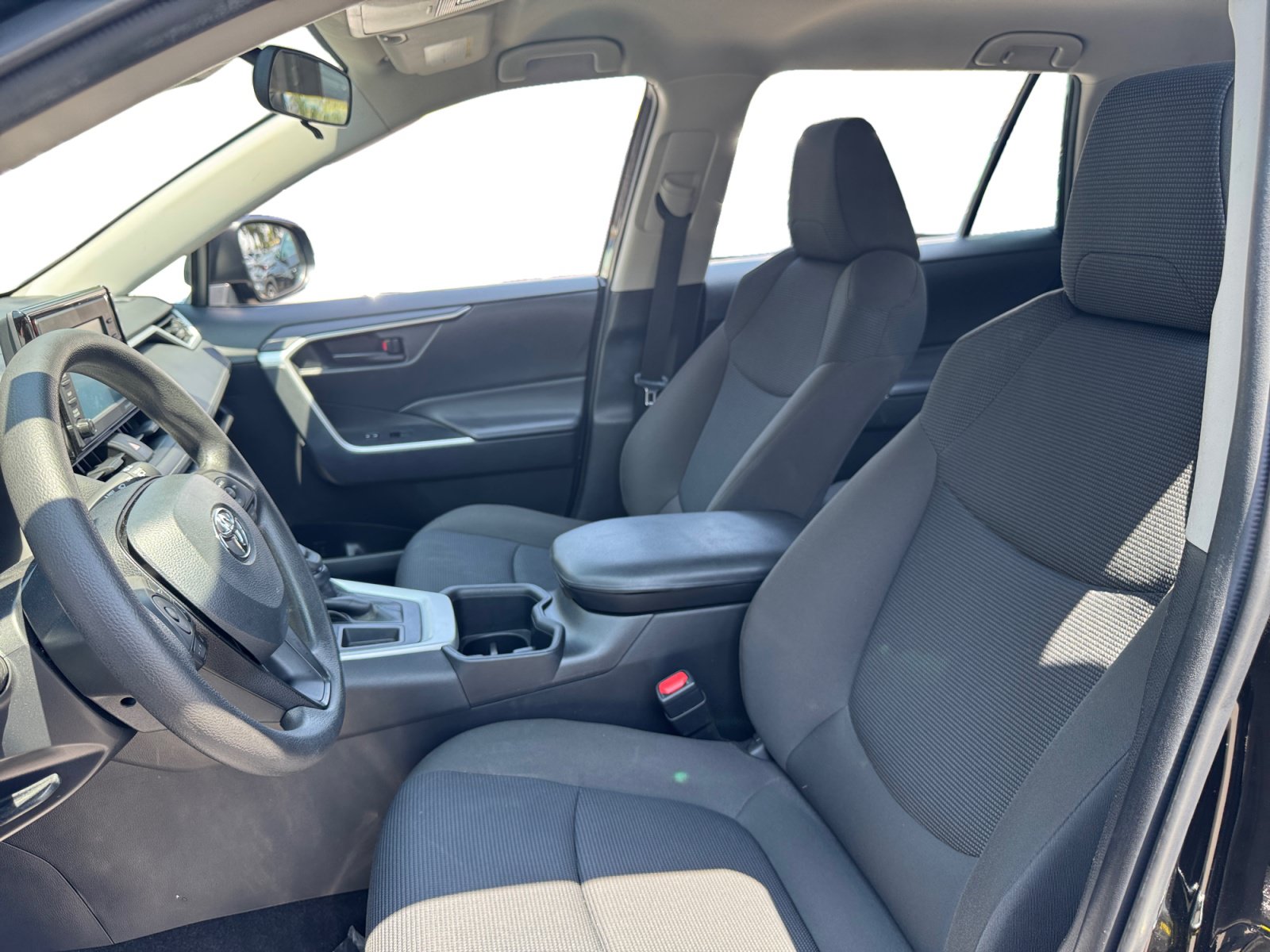 Used 2022 Toyota RAV4 LE FWD image 9