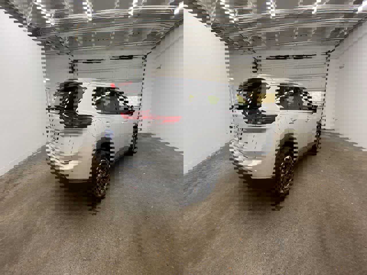 Used 2025 Nissan Rogue SV image 6