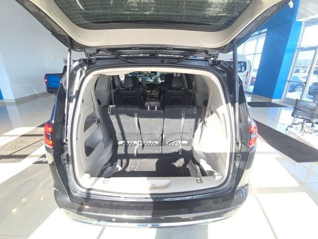 Used 2023 Chrysler Pacifica Touring-L image 10