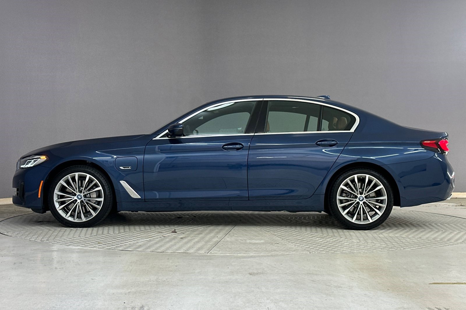 Certified 2023 BMW 530e w/ Convenience Package image 2