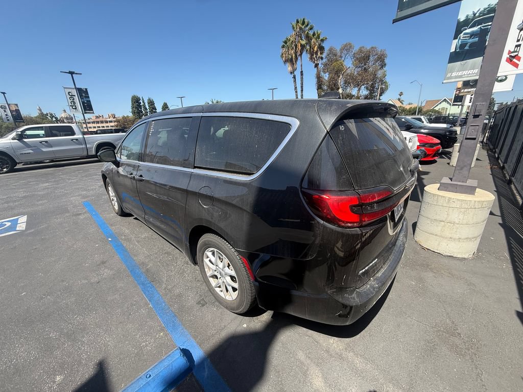 Used 2023 Chrysler Pacifica Touring-L FWD image 4