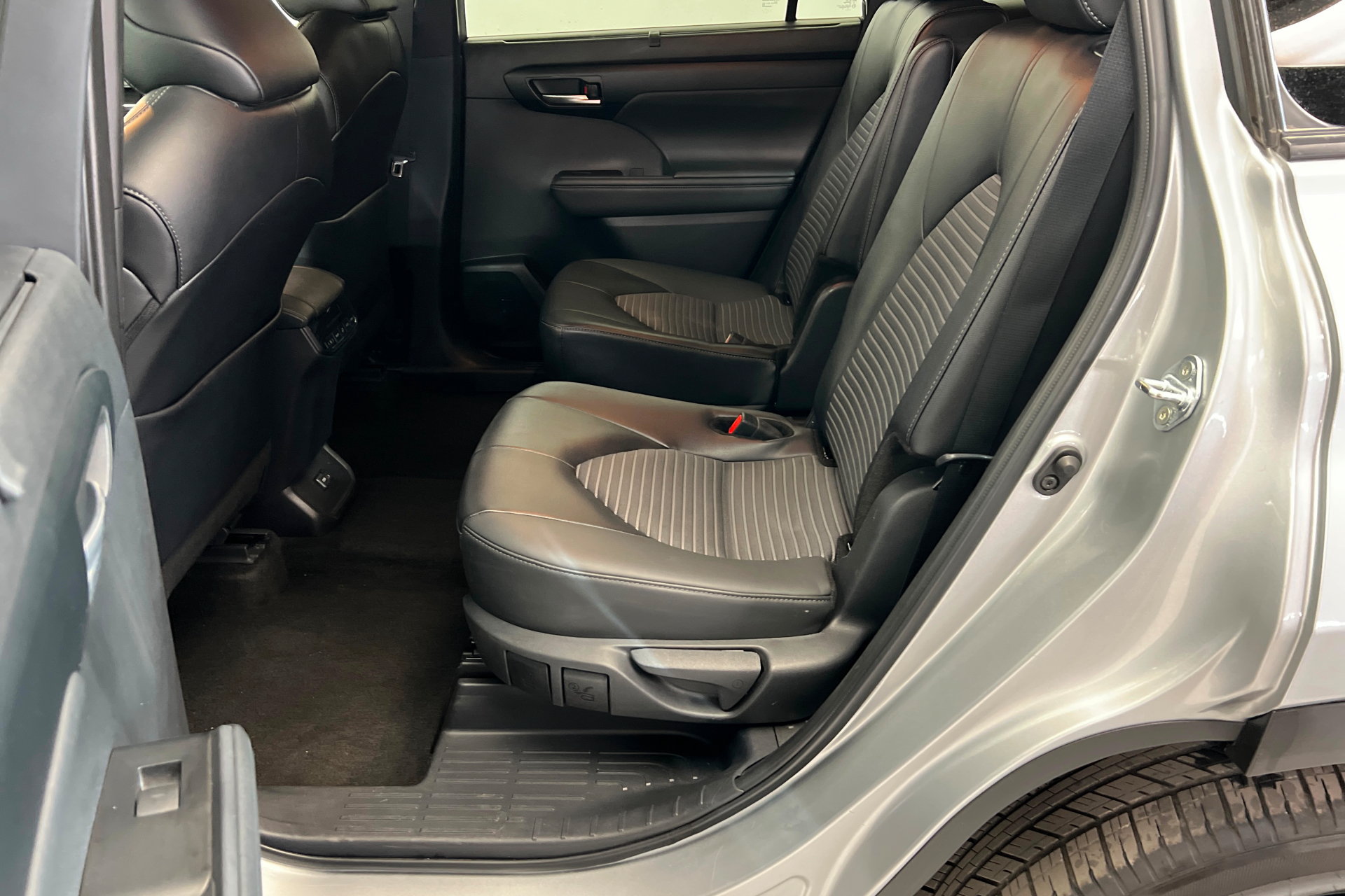 Used 2025 Toyota Highlander XSE AWD/4WD image 22