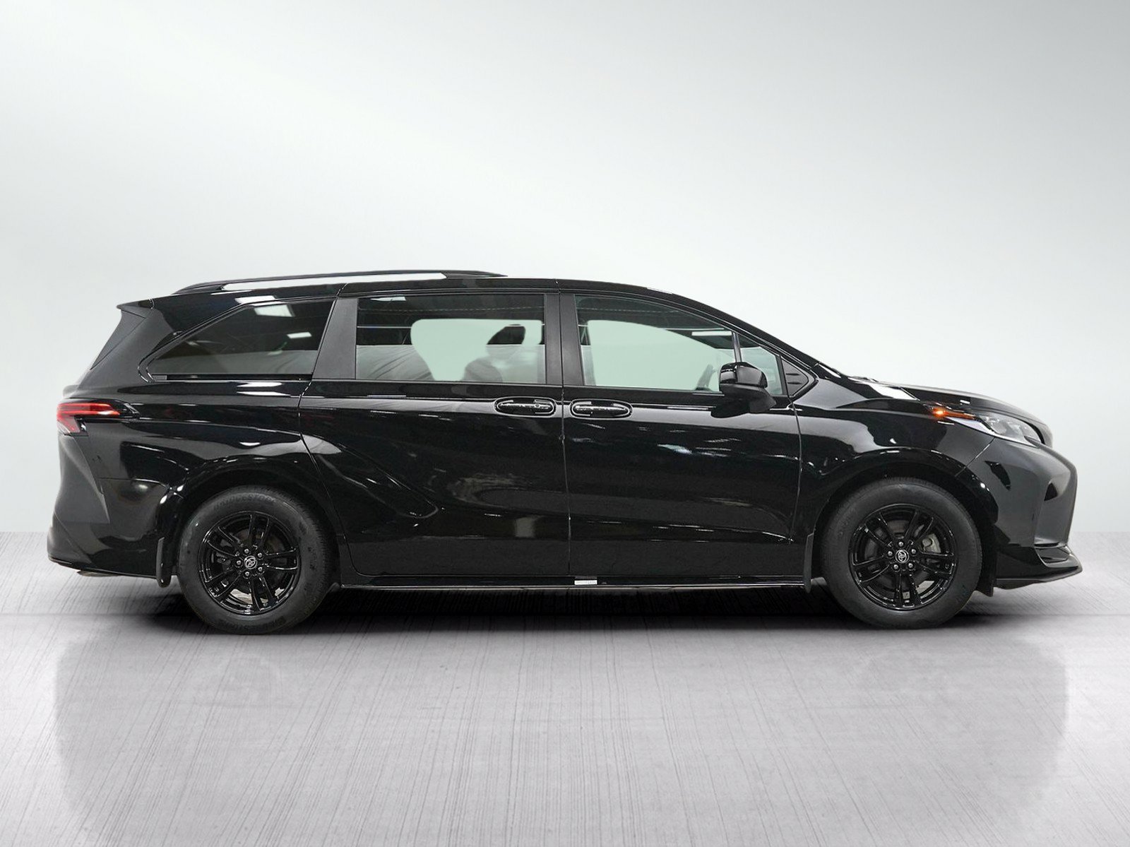 Used 2025 Toyota Sienna XSE AWD/4WD image 6