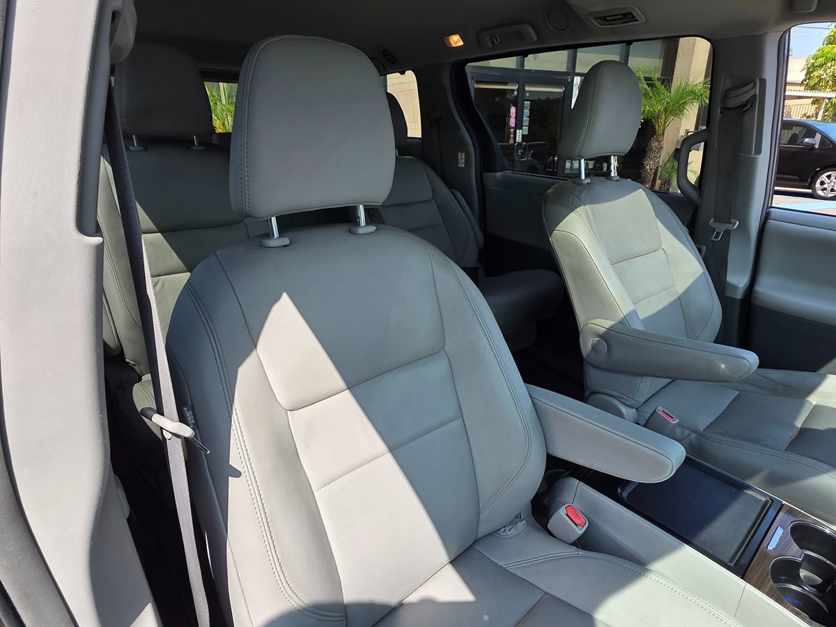 Used 2019 Toyota Sienna XLE w/ XLE Navigation Package FWD image 16