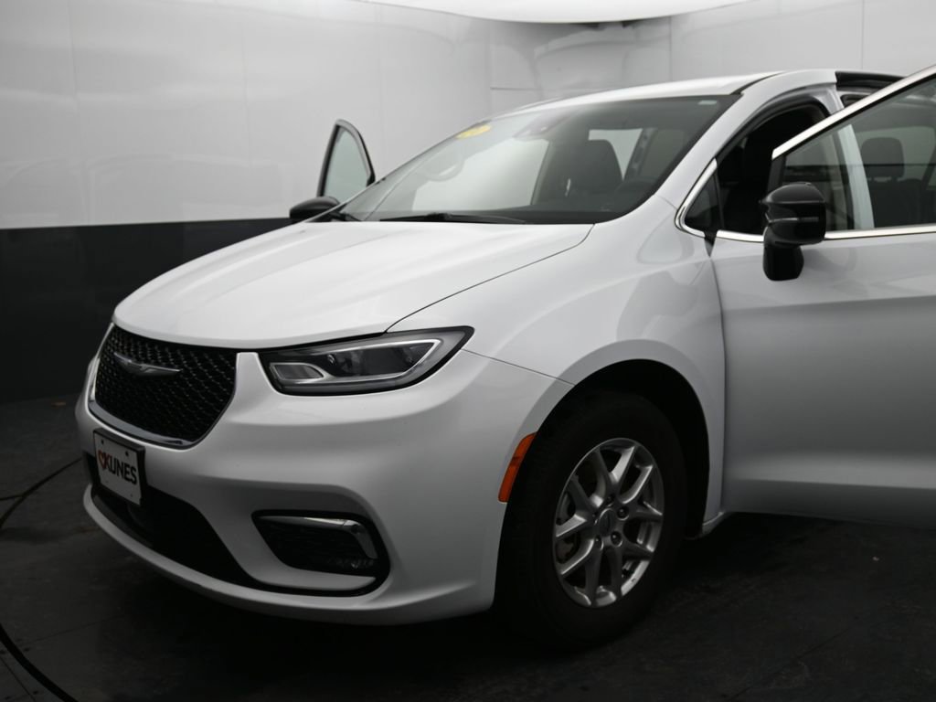 Used 2024 Chrysler Pacifica Touring-L image 14