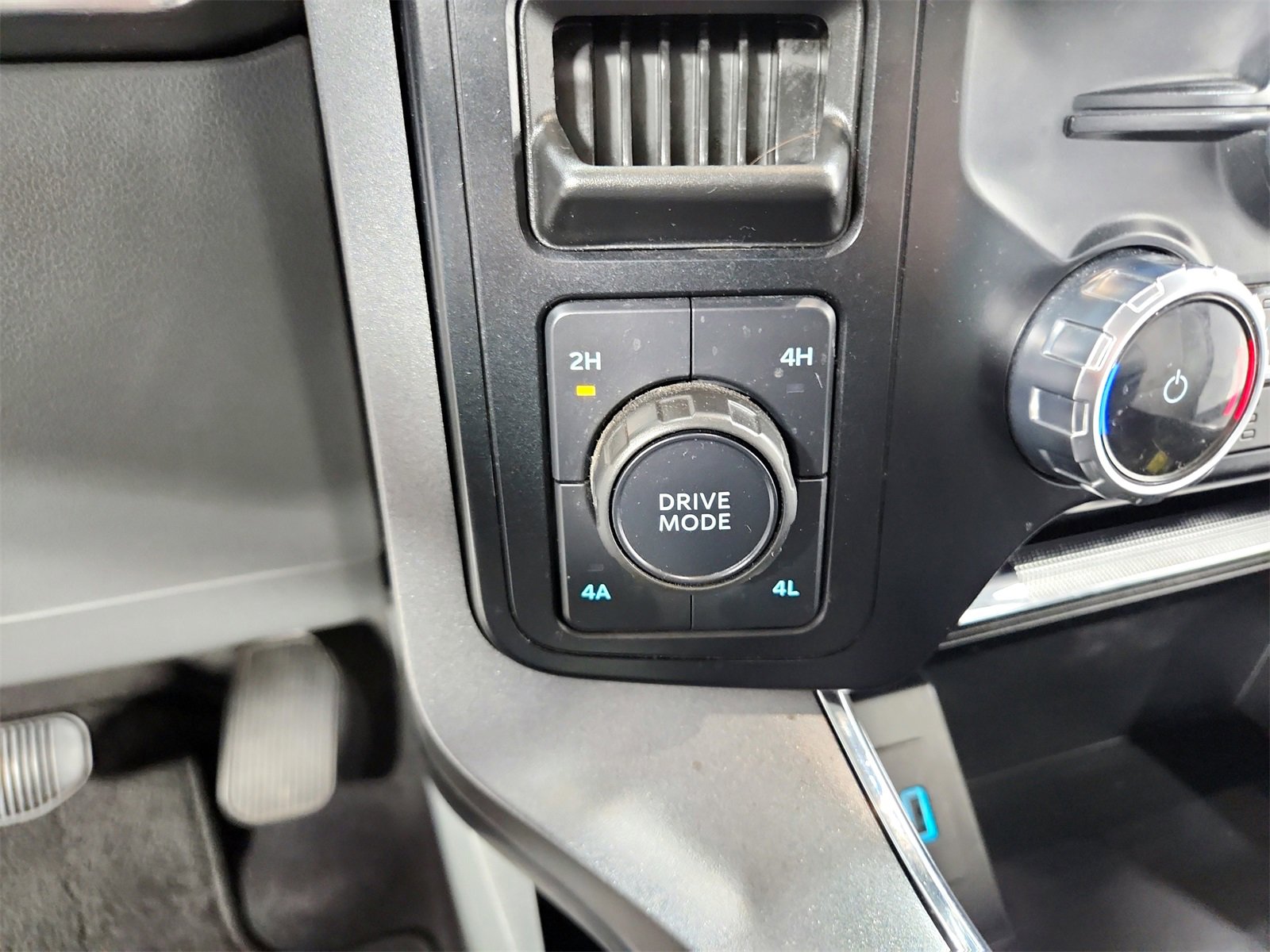 Used 2023 Ford F150 Lariat image 28