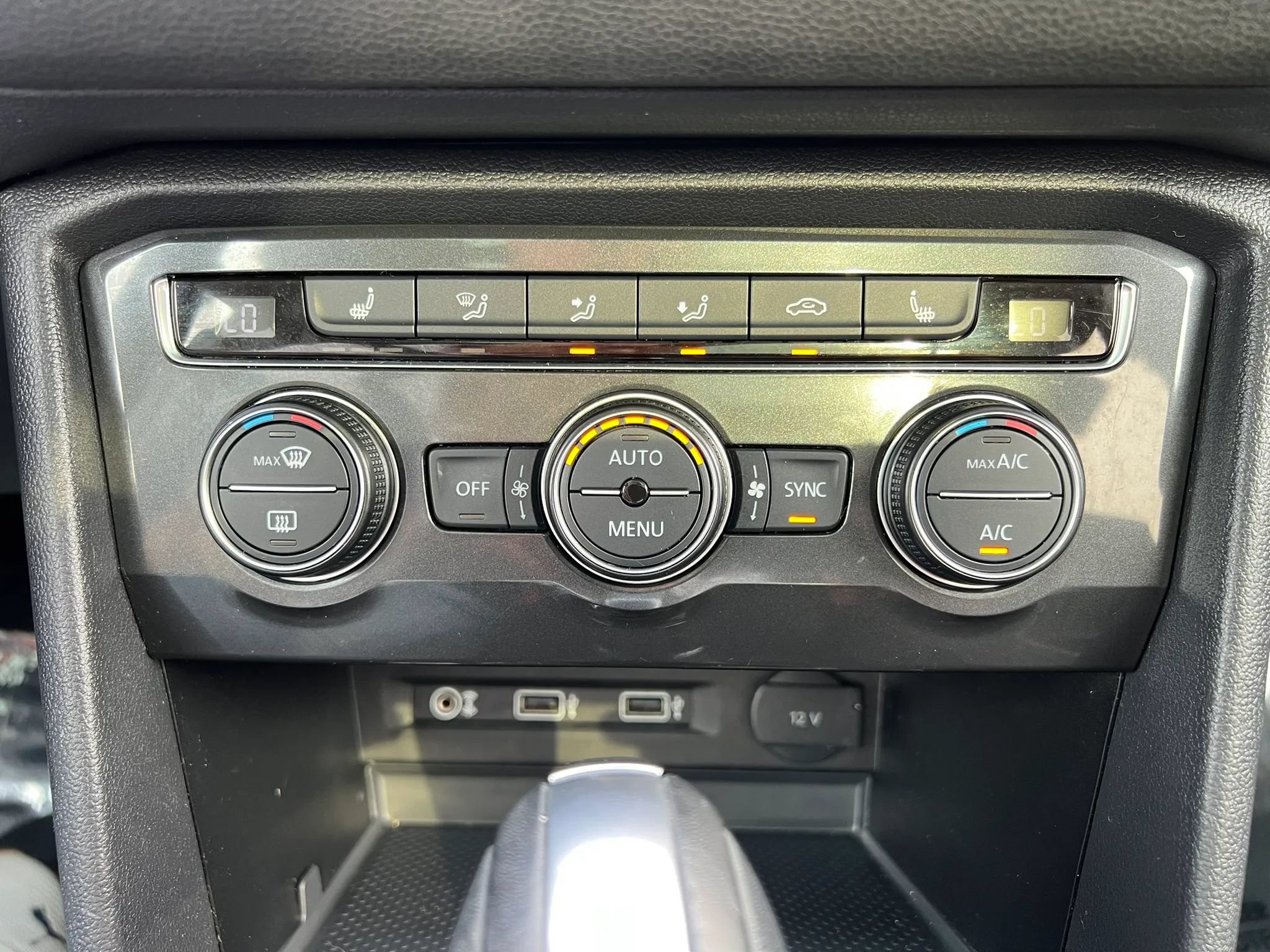 Used 2018 Volkswagen Tiguan SEL AWD/4WD image 29