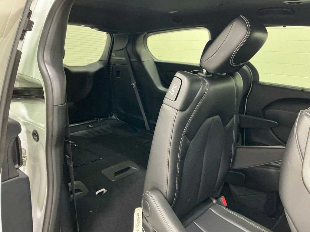 Used 2025 Chrysler Pacifica Select image 22