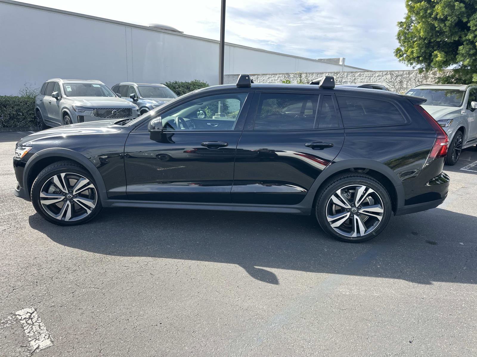 Certified 2023 Volvo V60 B5 Cross Country Plus w/ Climate Package image 7