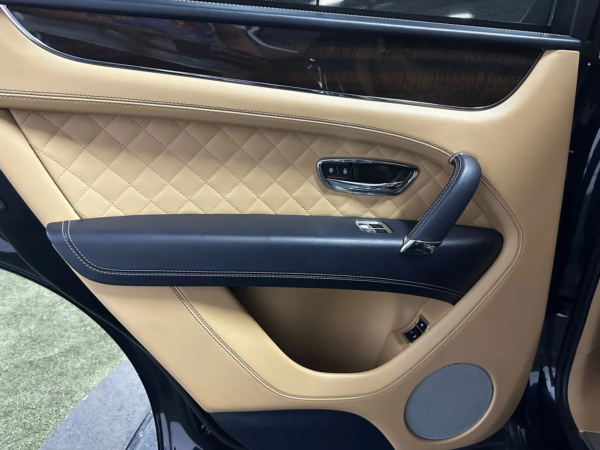 Used 2017 Bentley Bentayga AWD/4WD image 16