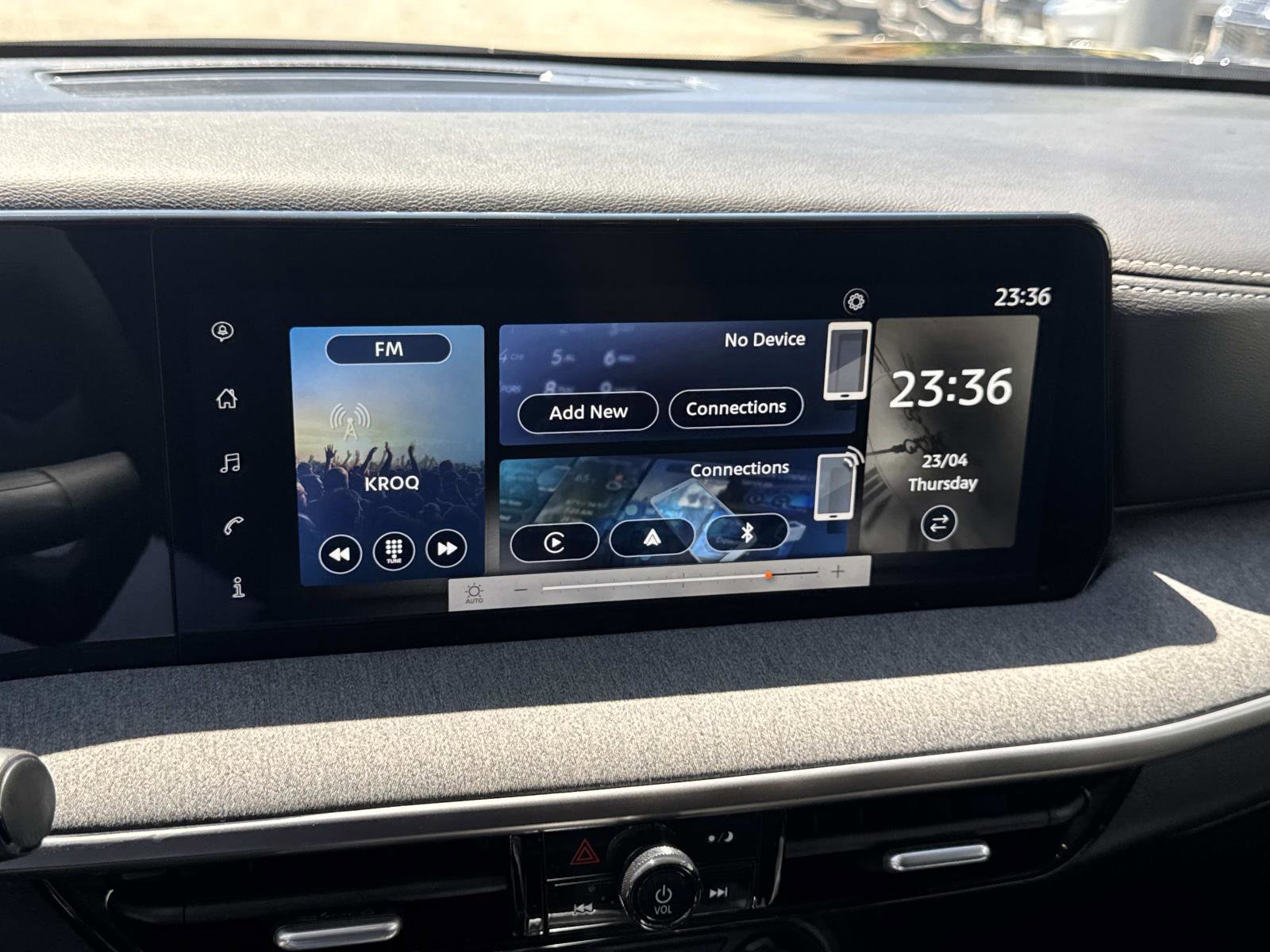 Used 2025 Nissan Kicks SV FWD image 21