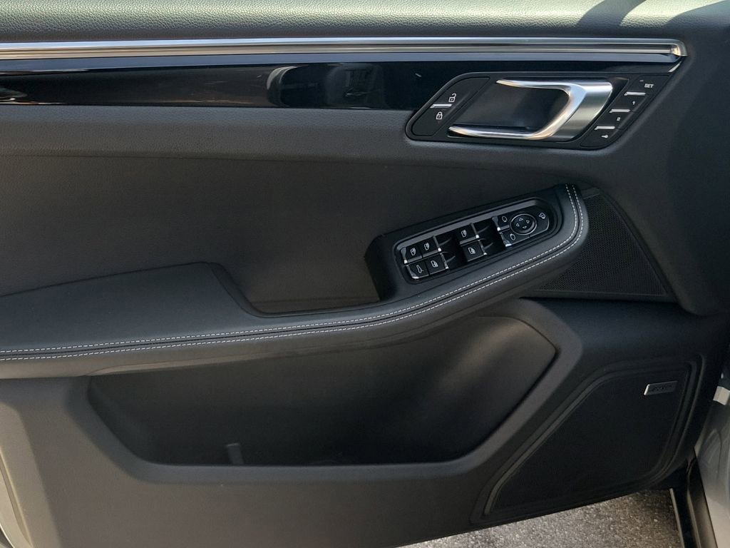 Certified 2025 Porsche Macan image 24