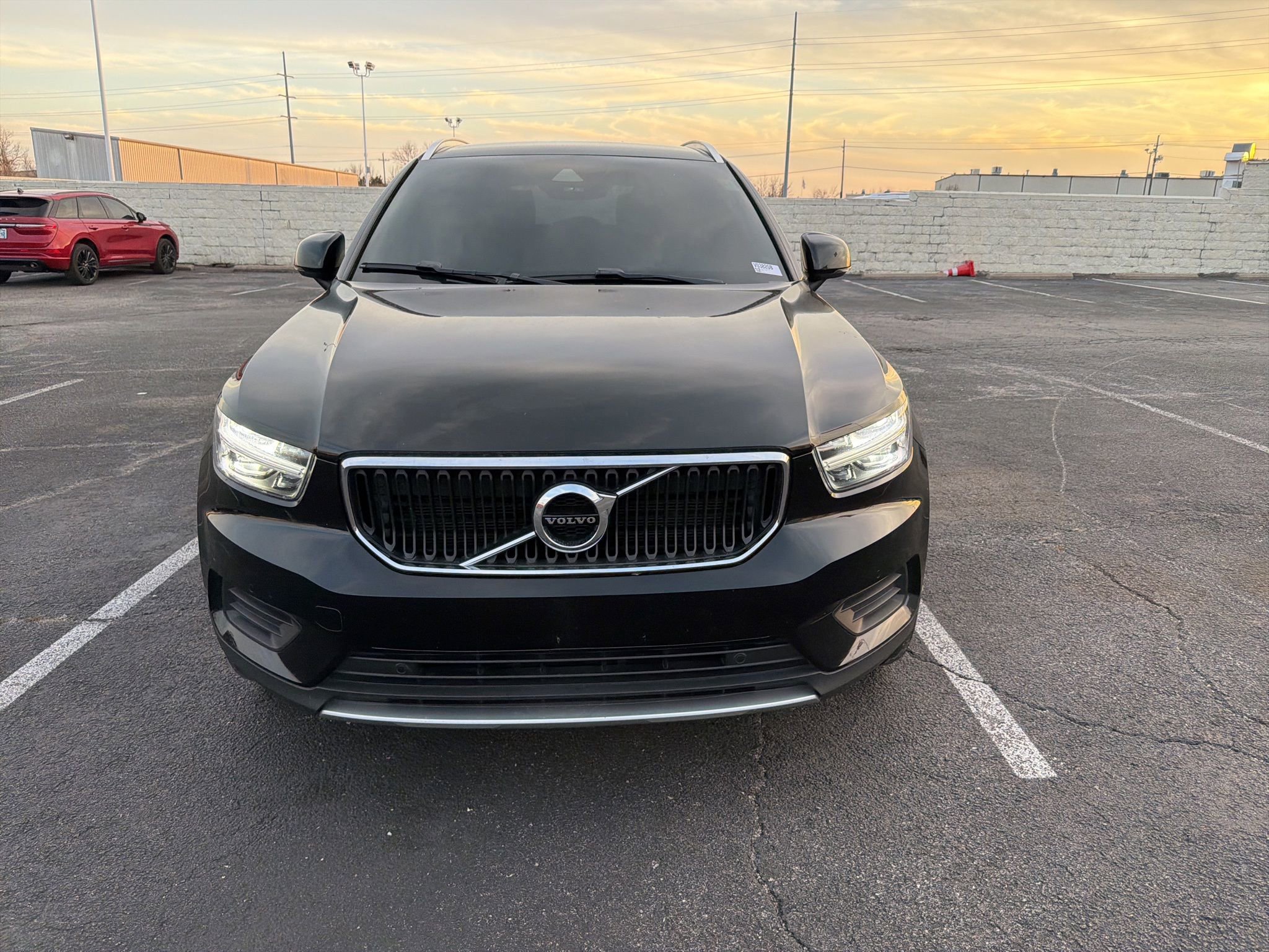 Used 2020 Volvo XC40 T4 Momentum image 2