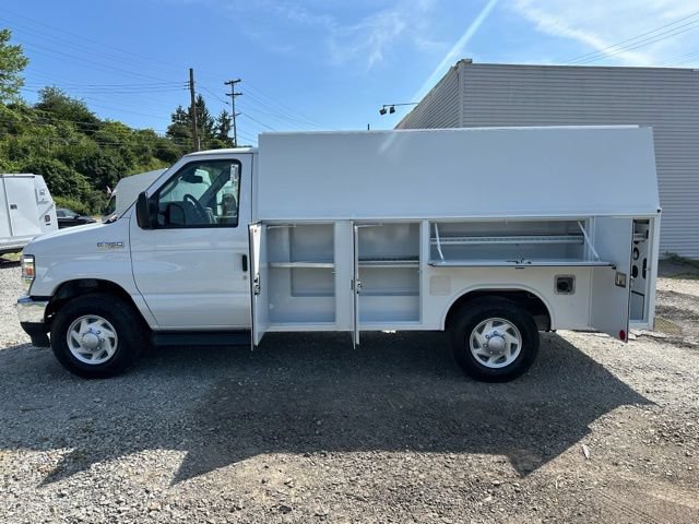 New 2027 Ford E-350 and Econoline 350 Super Duty w/ Interior Upgrade Package RWD image 2