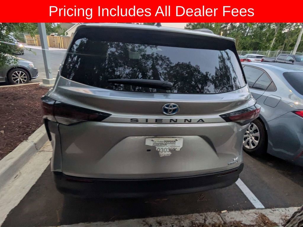 Used 2024 Toyota Sienna XLE FWD image 6