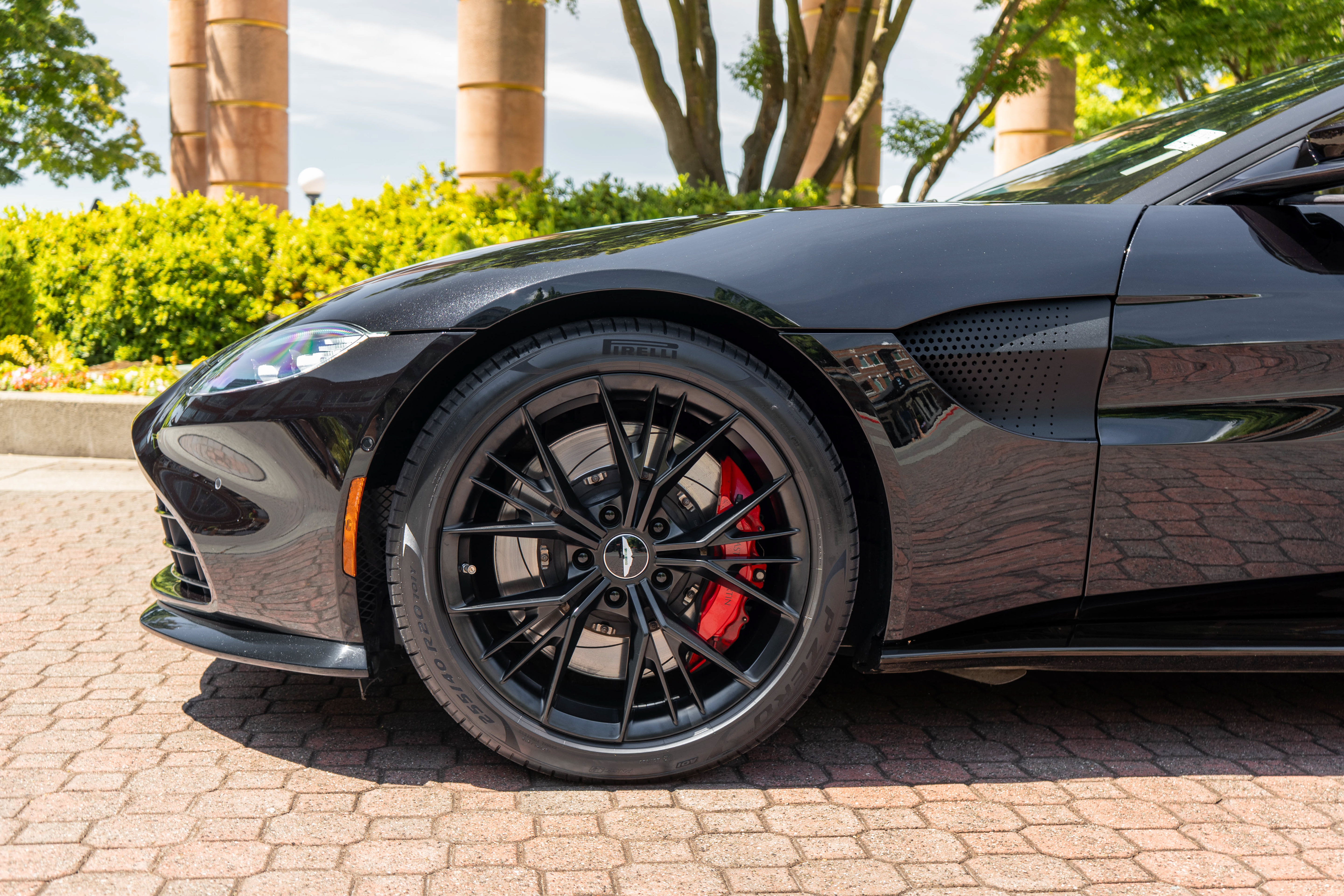 Used 2021 Aston Martin V8 Vantage Coupe RWD image 4