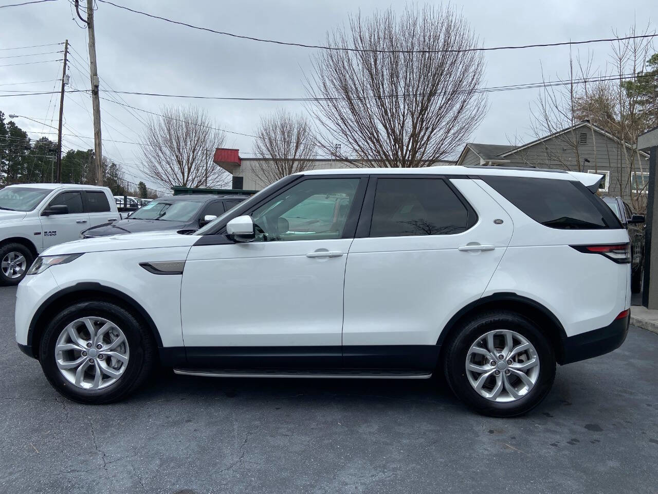 Used 2019 Land Rover Discovery SE AWD/4WD image 9