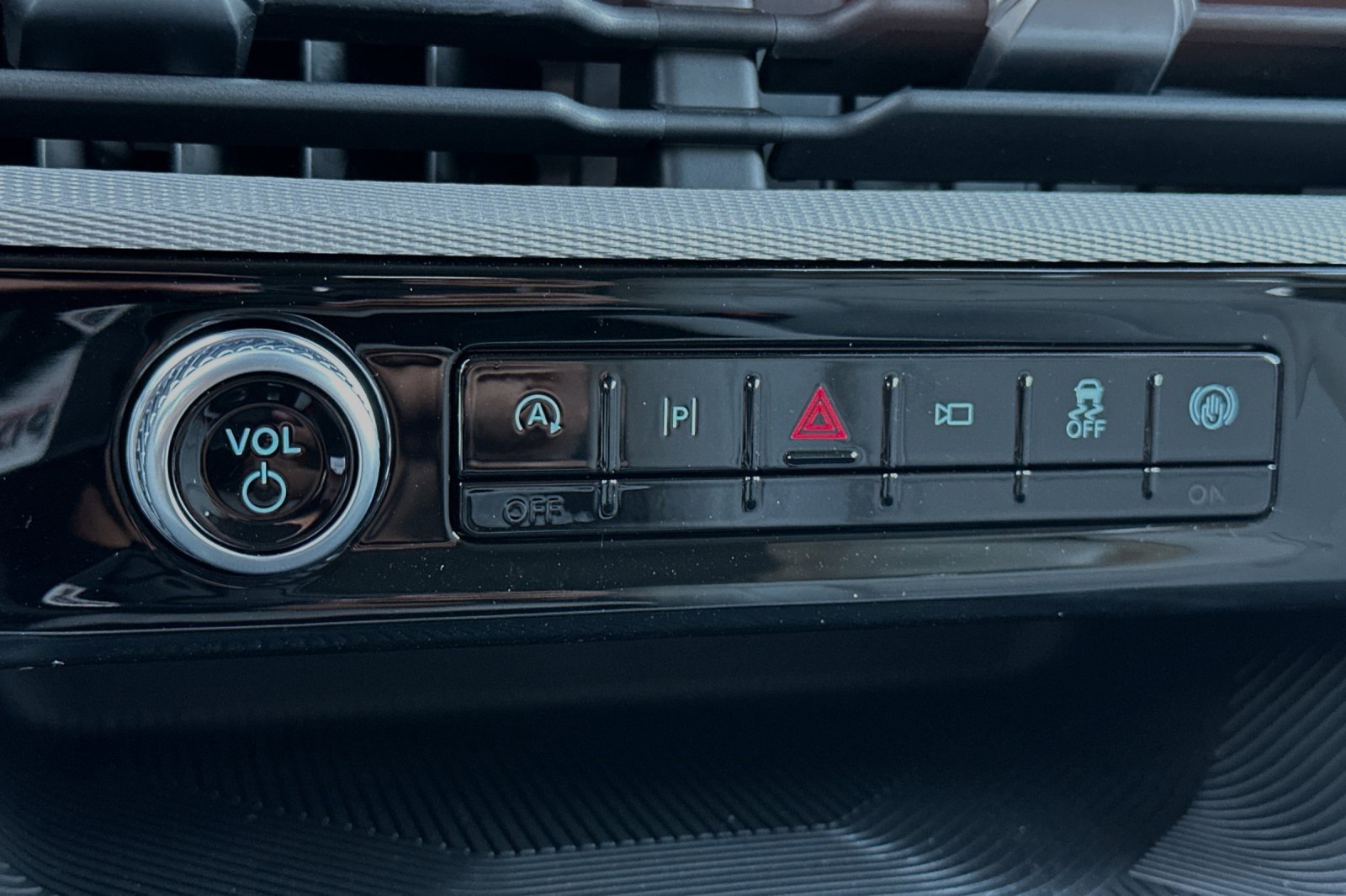 New 2025 Ford Explorer Active w/ Active Comfort Package image 17