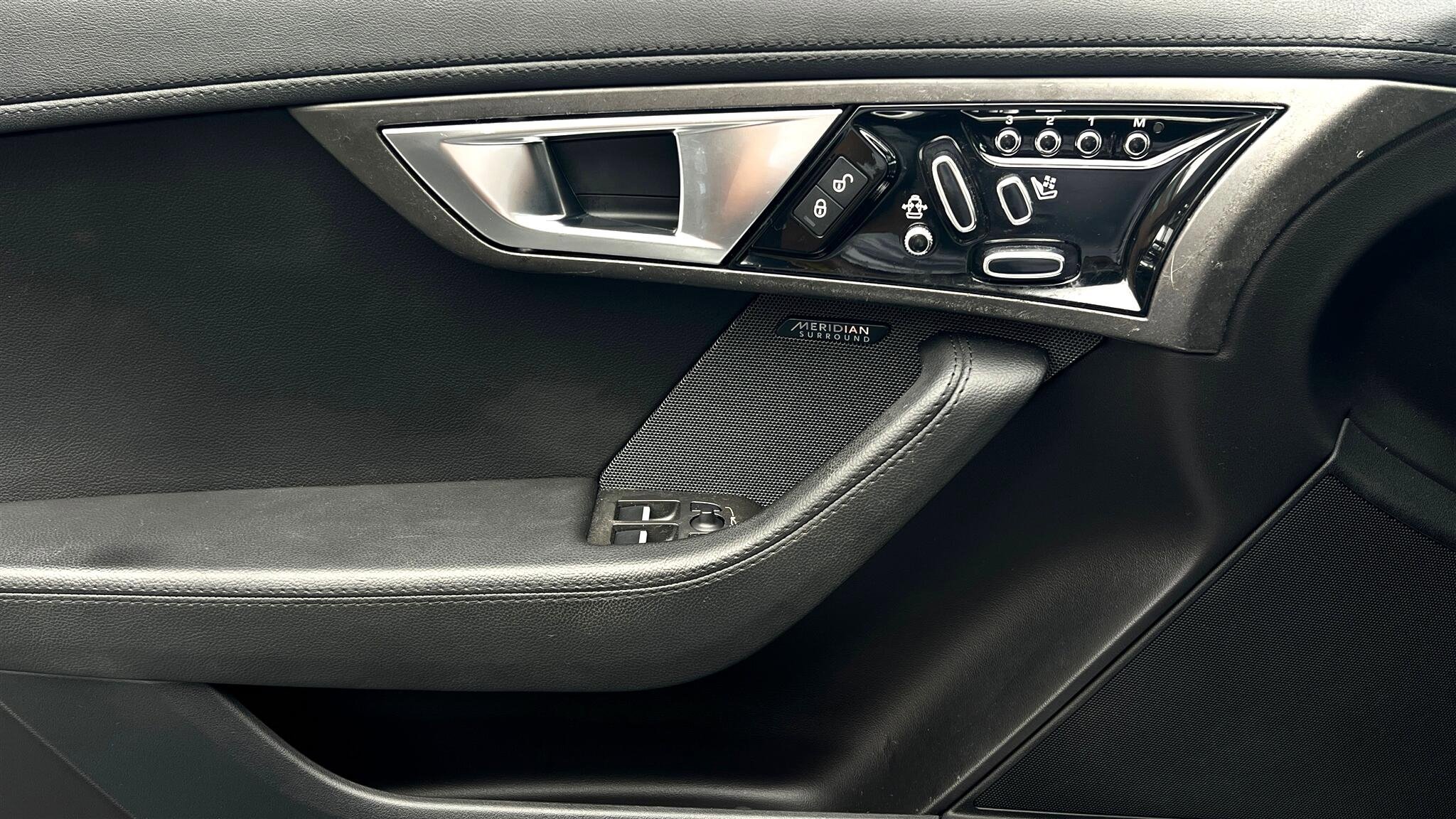 Used 2016 Jaguar F-TYPE S image 19