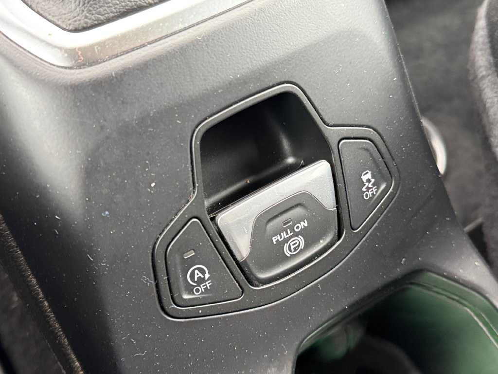 Used 2023 Jeep Renegade Latitude AWD/4WD image 29