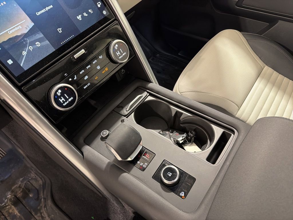 Used 2025 Land Rover Discovery S image 17