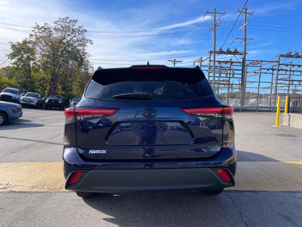 Used 2022 Toyota Highlander XLE AWD/4WD image 4