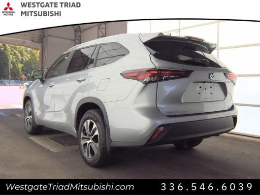Used 2024 Toyota Highlander XLE AWD/4WD image 6