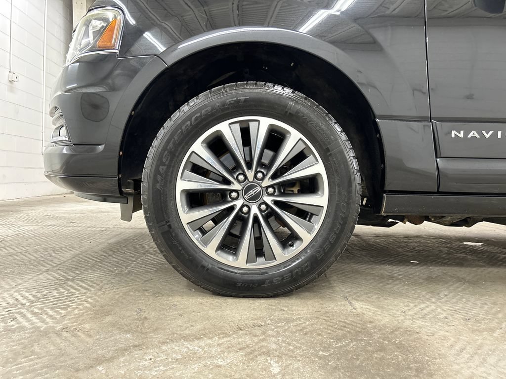 Used 2015 Lincoln Navigator 2WD image 12