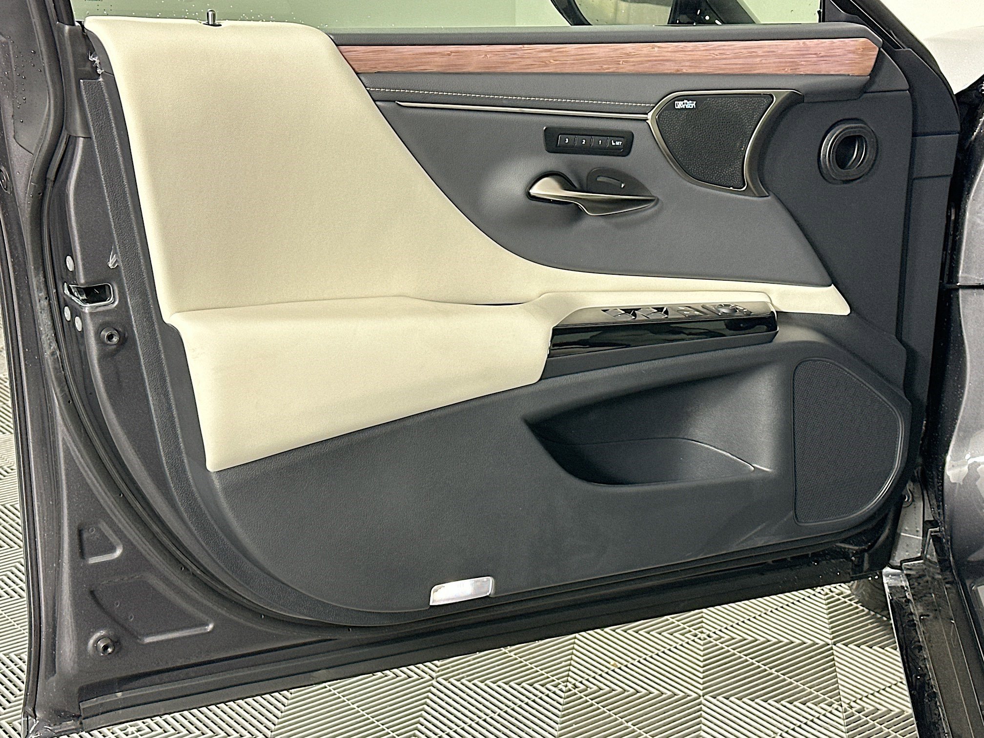 New 2025 Lexus ES 300h w/ Luxury Package image 19