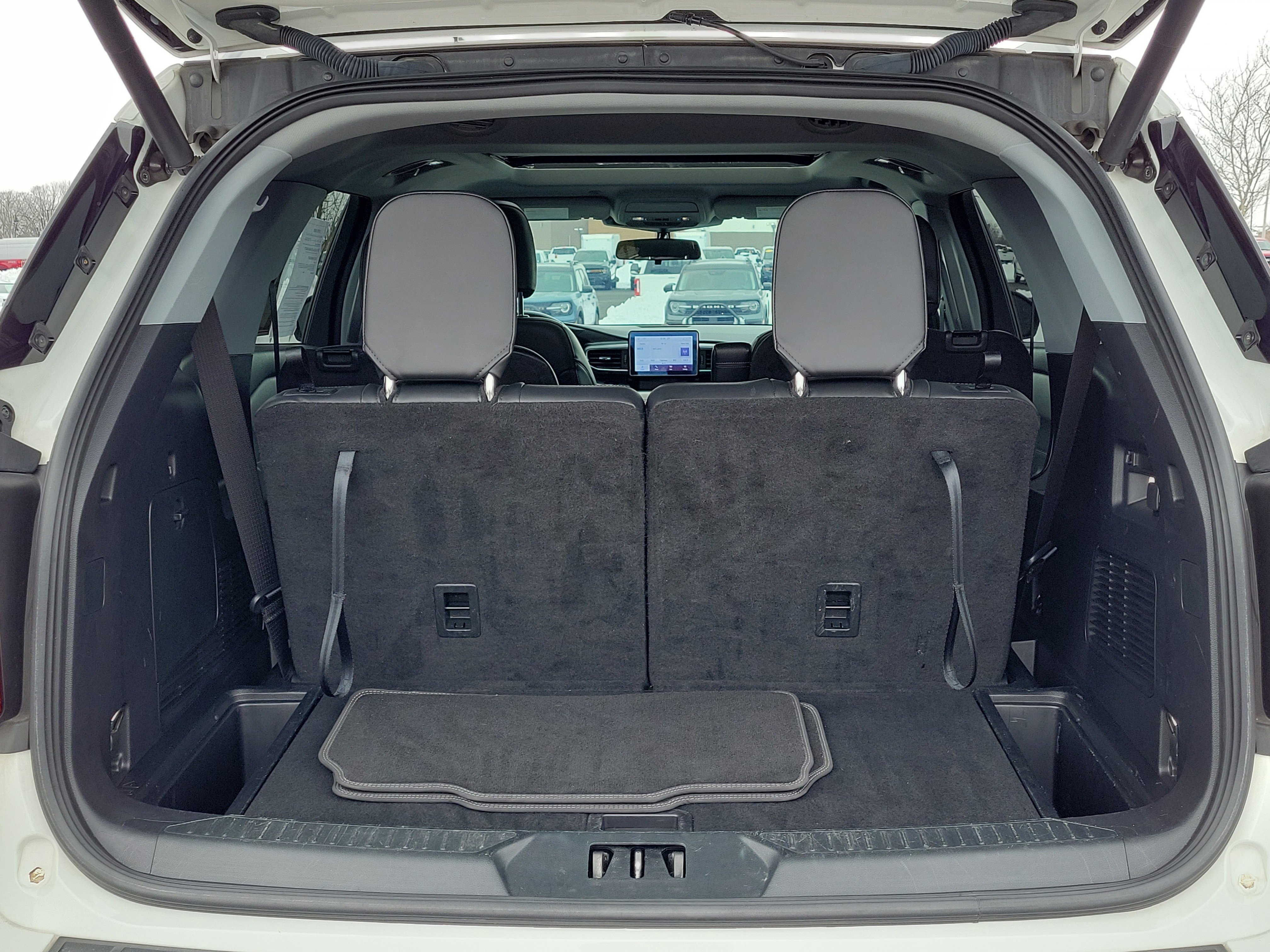 Used 2022 Ford Explorer XLT w/ Equipment Group 202A image 8