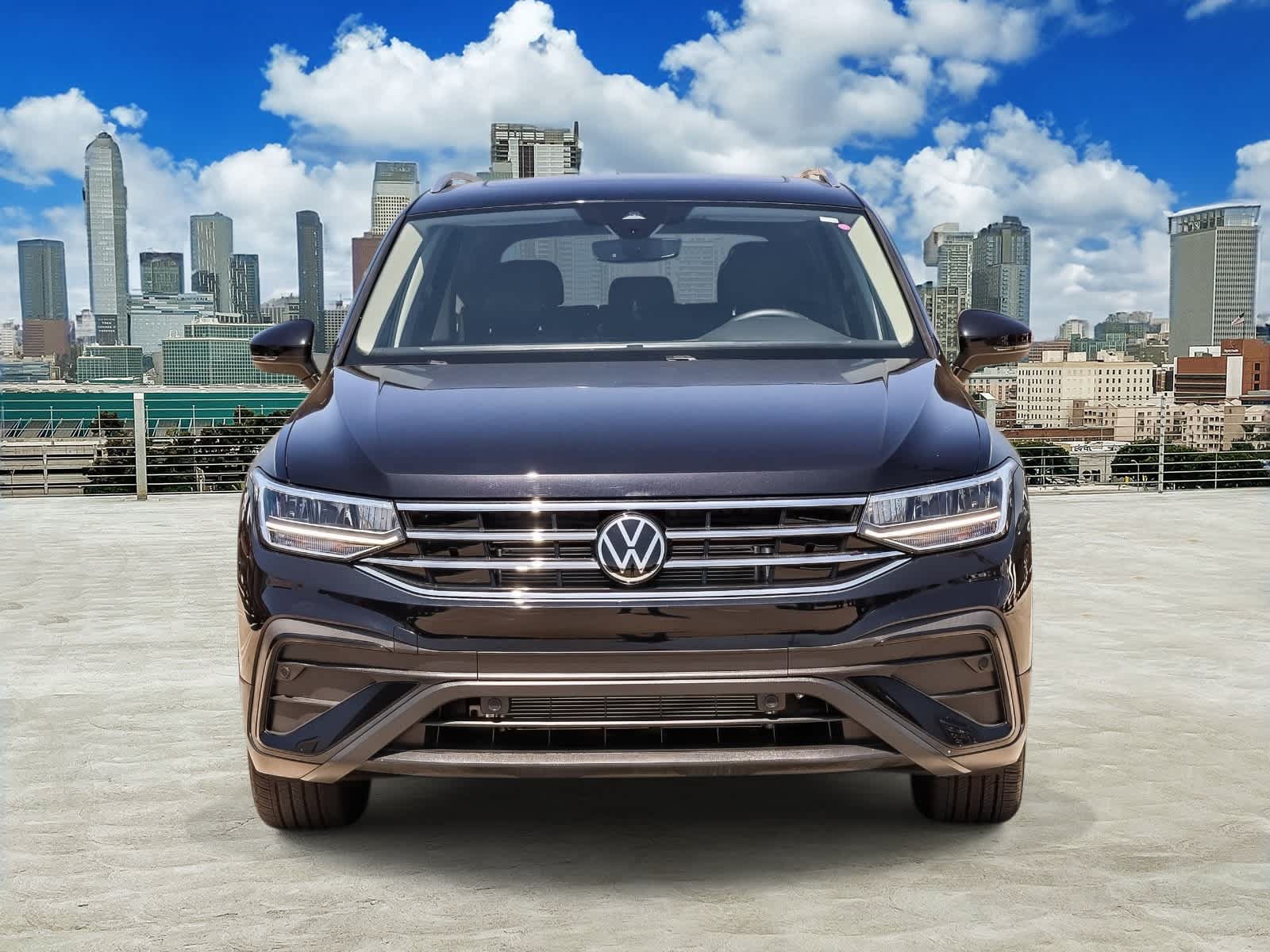 Used 2023 Volkswagen Tiguan SE w/ Panoramic Sunroof Package FWD image 2