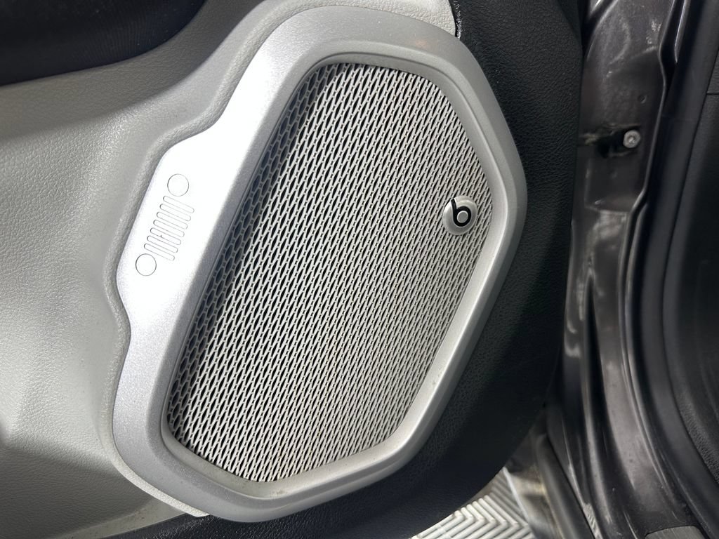 Used 2019 Jeep Renegade Latitude w/ UConnect 8.4 Nav Group FWD image 22