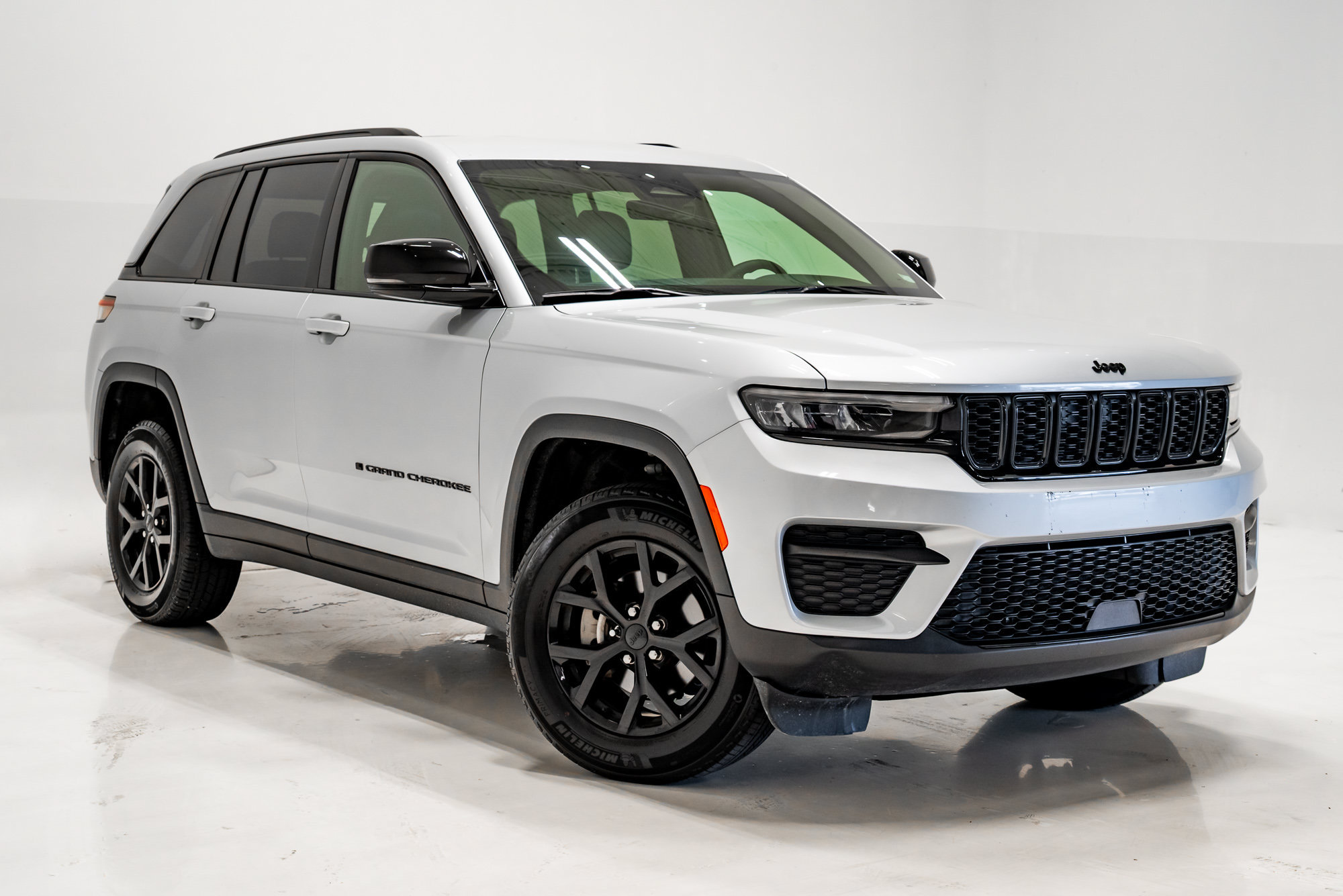 Used 2025 Jeep Grand Cherokee Altitude AWD/4WD image 6