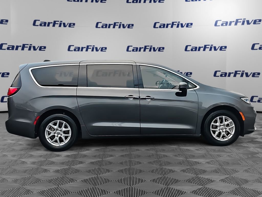 Used 2023 Chrysler Pacifica Touring-L image 7