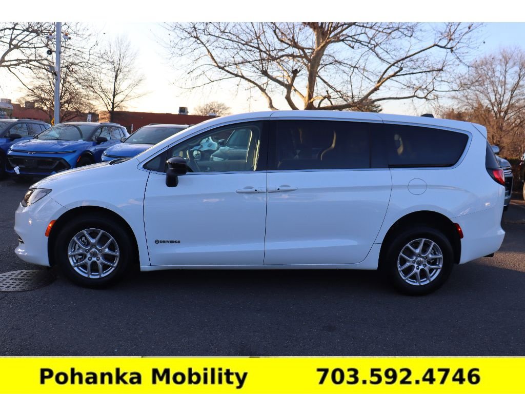 Used 2024 Chrysler Voyager LX FWD image 6