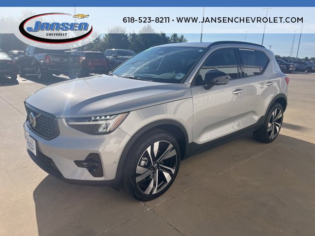Used 2025 Volvo XC40 B5 Plus image 3