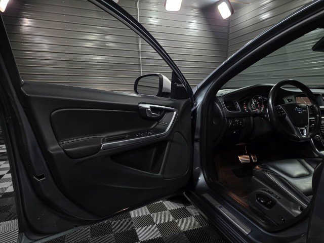 Used 2018 Volvo V60 T6 R-Design Platinum image 32