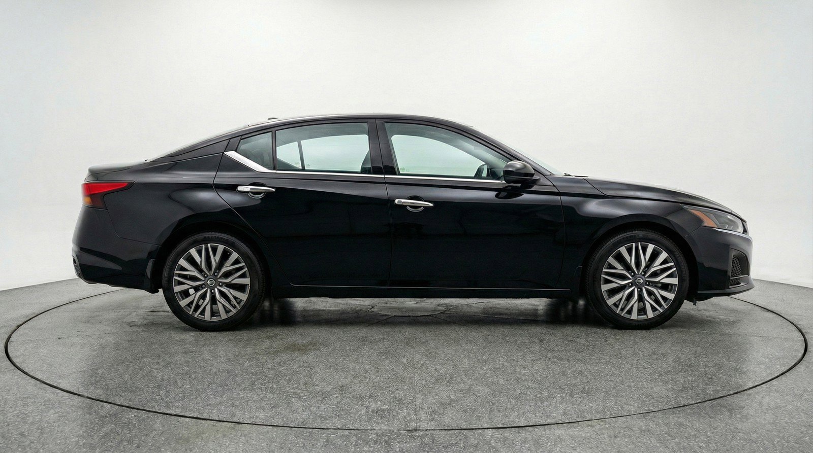 Used 2025 Nissan Altima 2.5 SV image 11