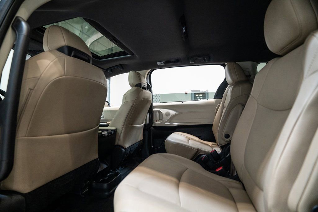 Used 2024 Toyota Sienna XLE image 37
