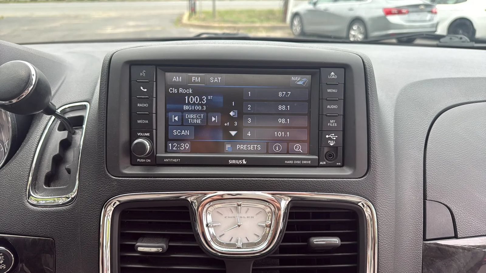 Used 2014 Chrysler Town & Country Limited w/ Luxury Group FWD image 17