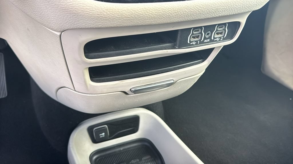 Used 2023 Chrysler Pacifica Touring-L FWD image 23