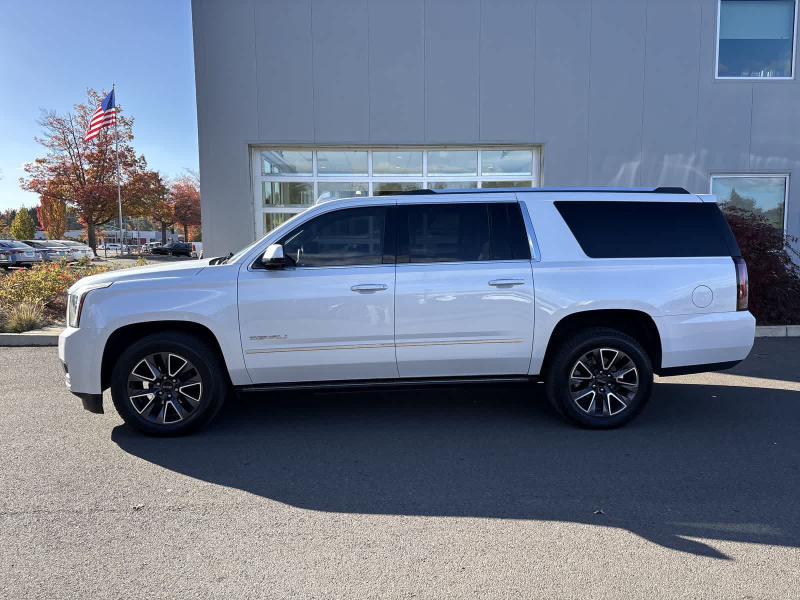 Used 2020 GMC Yukon XL Denali w/ Denali Premium Package AWD/4WD image 2
