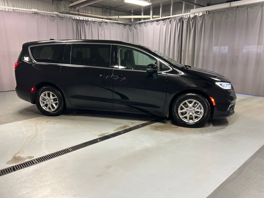 Used 2024 Chrysler Pacifica Touring-L FWD image 8