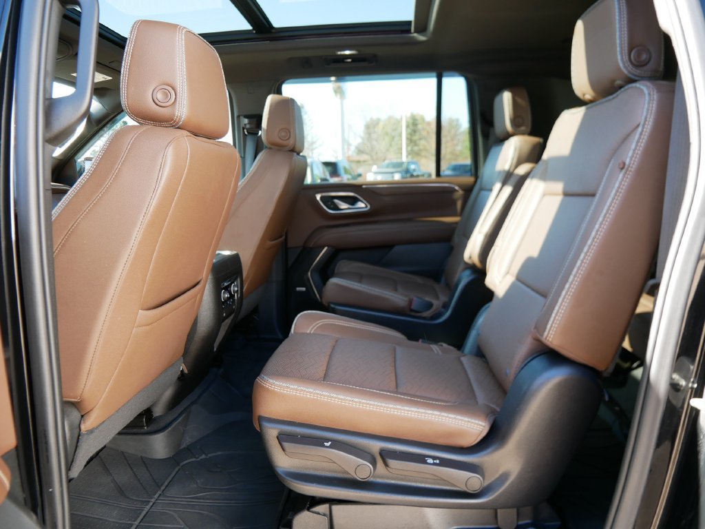 Used 2023 Chevrolet Suburban High Country AWD/4WD image 12