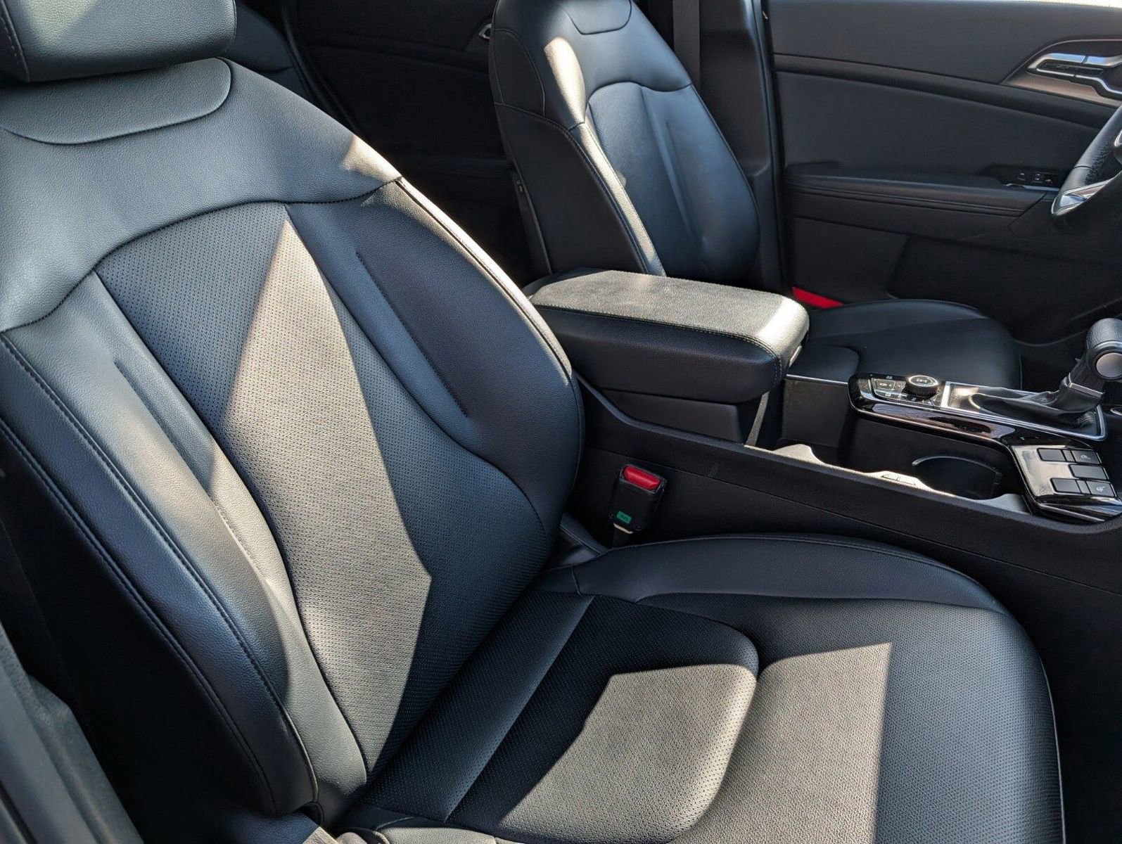Used 2025 Kia Sportage EX w/ Premium Package image 24