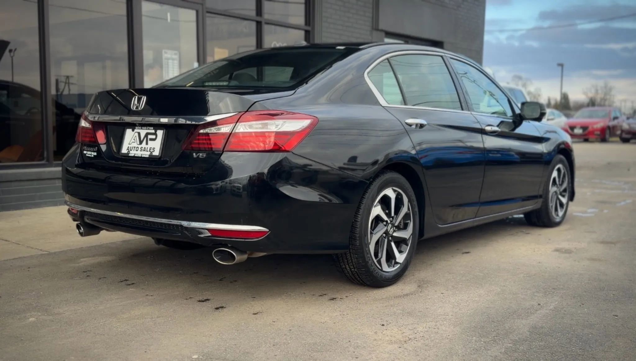 Used 2017 Honda Accord EX-L image 2